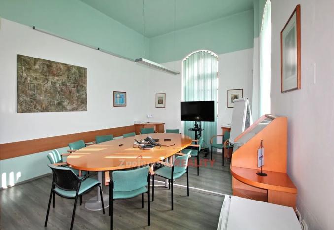 Pronájem kanceláře, Znojmo, 1000 m2