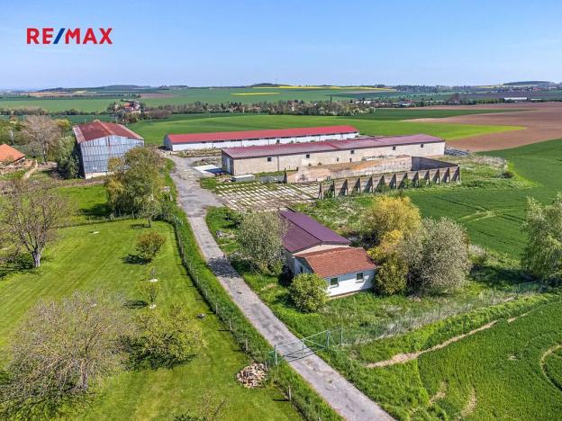 Pronájem výrobních prostor, Dolní Chvatliny, 3690 m2