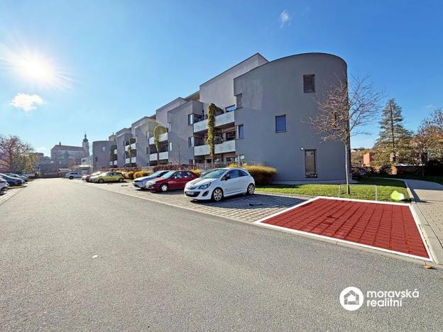 Pronájem garážového stání, Oslavany, náměstí 13. prosince, 15 m2