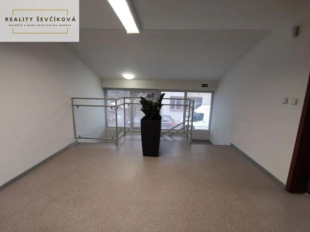 Pronájem obchodního prostoru, Hradec Králové, Vlčkovická, 700 m2