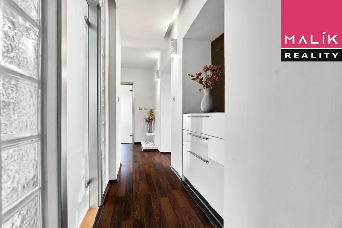 Prodej bytu 3+1, Ostrov, Hlavní třída, 76 m2