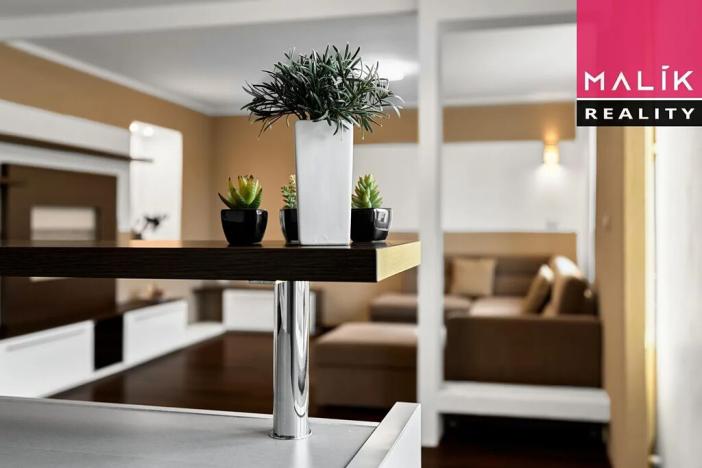 Prodej bytu 3+1, Ostrov, Hlavní třída, 76 m2