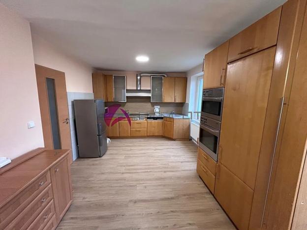 Pronájem rodinného domu, Charváty, 250 m2