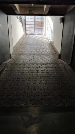 Pronájem garážového stání, Praha - Holešovice, U Pergamenky, 10 m2