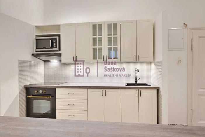 Pronájem bytu 2+1, Jindřichův Hradec, nám. Míru, 71 m2