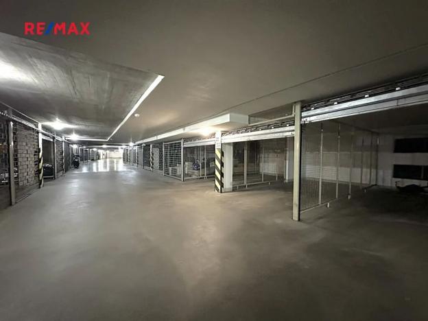 Pronájem garáže, Praha - Košíře, Zahradníčkova, 18 m2