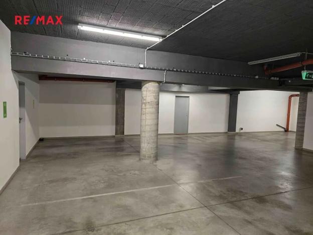 Pronájem garážového stání, Kolín, Antonína Dvořáka, 15 m2