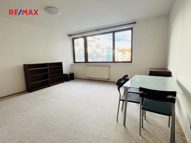 Pronájem bytu 1+kk, Praha - Holešovice, Osadní, 33 m2