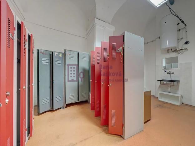 Pronájem obchodního prostoru, Jindřichův Hradec, nám. Míru, 520 m2