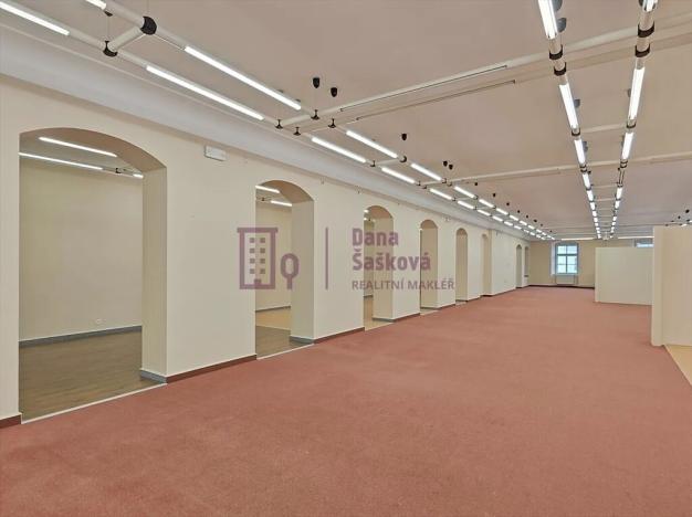 Pronájem obchodního prostoru, Jindřichův Hradec, nám. Míru, 525 m2