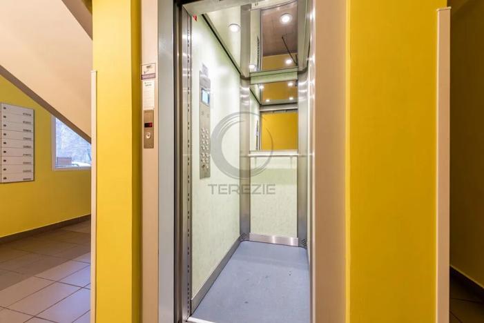 Prodej bytu 2+kk, Praha - Prosek, Lovosická, 39 m2