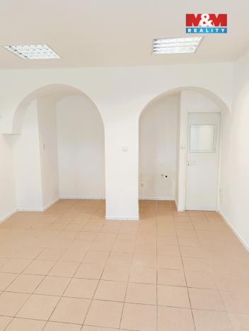 Pronájem obchodního prostoru, Tišnov, nám. Komenského, 21 m2