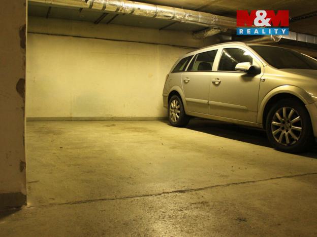 Pronájem garážového stání, Praha - Holešovice, Tusarova, 12 m2