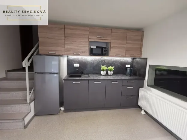 Pronájem obchodního prostoru, Hradec Králové, Vlčkovická, 700 m2