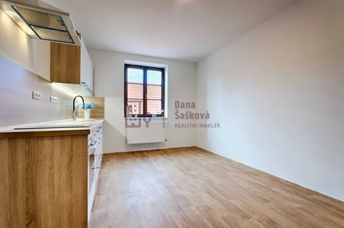 Pronájem bytu 1+kk, Jindřichův Hradec, nám. Míru, 23 m2