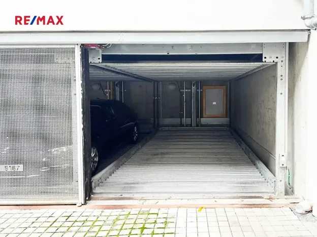 Prodej garážového stání, Praha - Smíchov, Holečkova, 13 m2