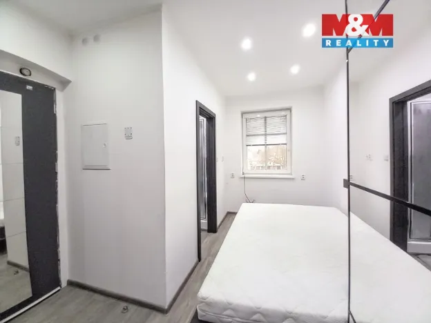 Pronájem bytu 1+1, Karlovy Vary - Dvory, 28 m2