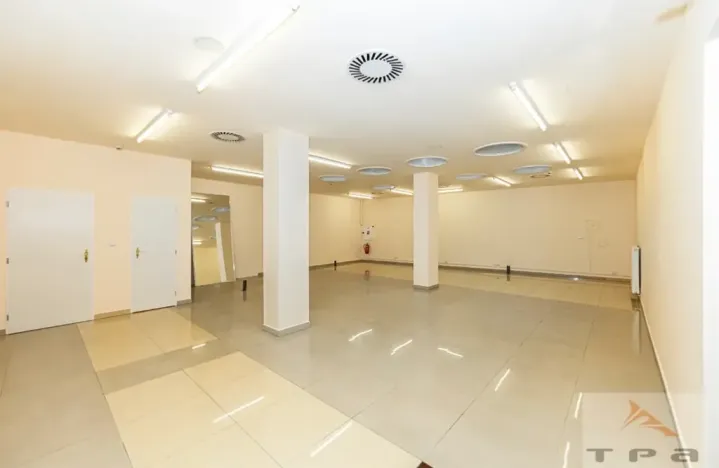 Pronájem obchodního prostoru, Karlovy Vary, Divadelní náměstí, 100 m2