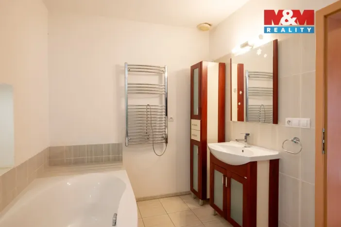 Prodej rodinného domu, Mokrovraty, 375 m2