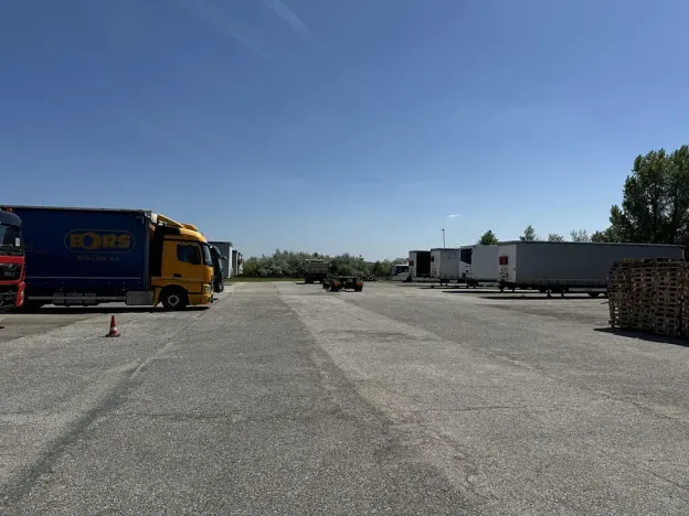 Pronájem komerčního pozemku, Holubice, 700 m2