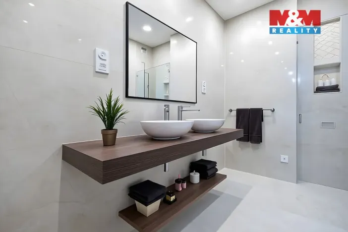 Prodej bytu 2+kk, Praha - Holyně, náměstí Pod lípou, 58 m2