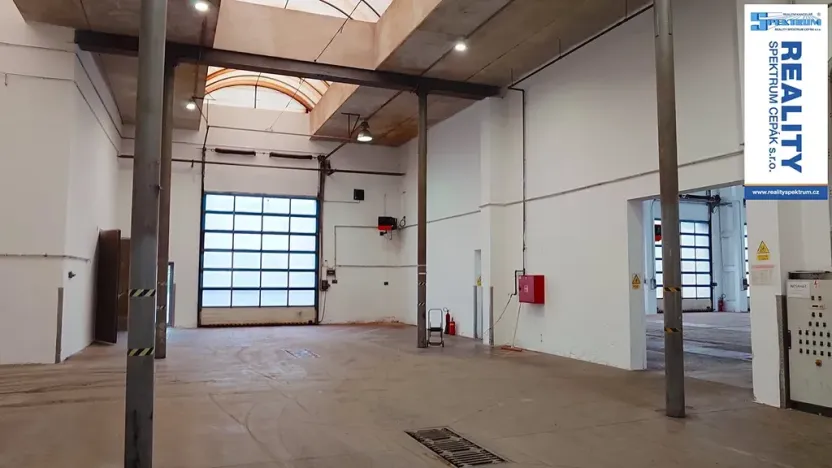 Pronájem výrobních prostor, Lišov, Hůrecká, 2357 m2