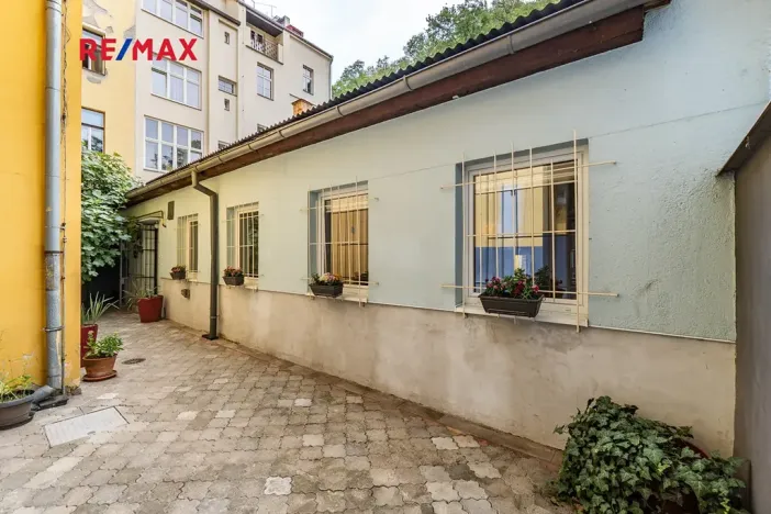 Prodej obchodního prostoru, Praha - Karlín, Pernerova, 60 m2