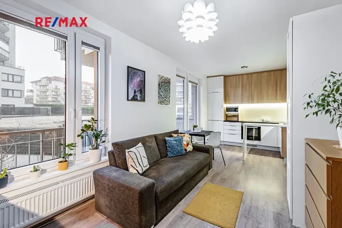 Pronájem bytu 1+kk, Praha - Horní Měcholupy, Padovská, 35 m2