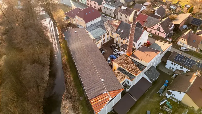 Prodej výrobních prostor, Kolinec, 2640 m2