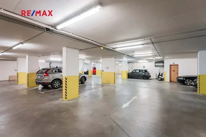 Pronájem garážového stání, Praha - Žižkov, Husitská, 13 m2