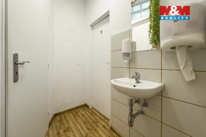 Prodej obchodního prostoru, Praha - Vršovice, Kubánské náměstí, 133 m2