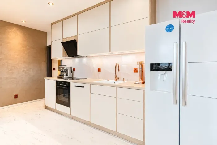 Prodej bytu 4+kk, Klatovy - Klatovy III, Husovo náměstí, 78 m2
