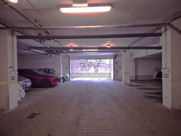 Pronájem garážového stání, Brno, 15 m2