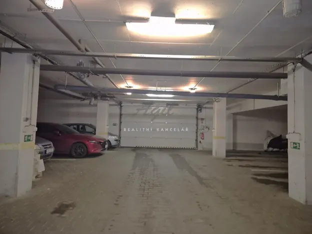 Pronájem garážového stání, Brno, 15 m2