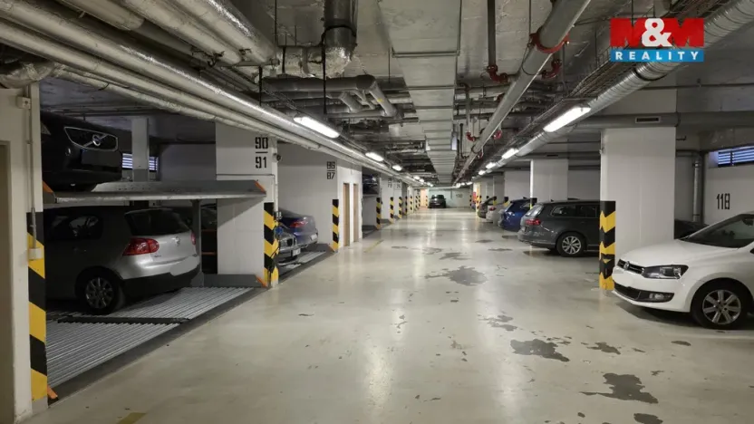 Pronájem garážového stání, Praha - Holešovice, Poupětova, 12 m2