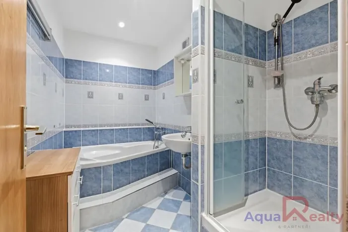 Prodej bytu 2+kk, Karlovy Vary, nám. V. Řezáče, 68 m2