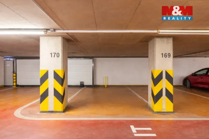 Pronájem garážového stání, Praha, Trnkovo náměstí, 16 m2