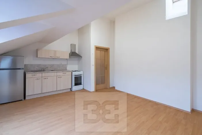 Pronájem bytu 1+kk, Praha - Vršovice, Krymská, 35 m2