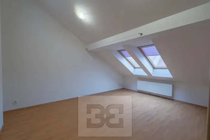 Pronájem bytu 1+kk, Praha - Vršovice, Krymská, 35 m2