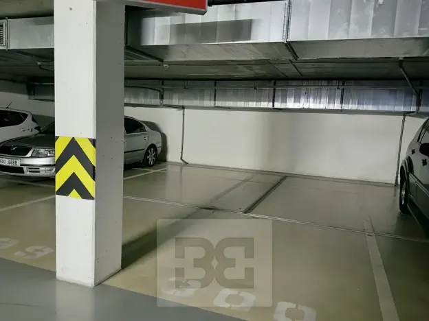 Pronájem garážového stání, Praha - Troja, Hnězdenská, 15 m2