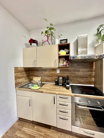 Pronájem bytu 1+kk, Praha - Vysočany, Poděbradská, 36 m2