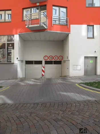 Pronájem garážového stání, Praha - Nusle, V Horkách, 14 m2