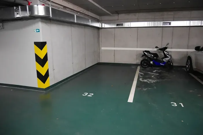 Pronájem garážového stání, Praha - Smíchov, Radlická, 15 m2