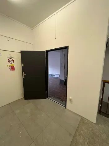 Prodej obchodního prostoru, Praha - Horní Počernice, Komárovská, 210 m2