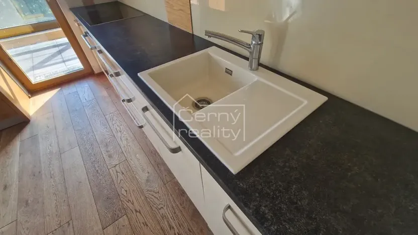 Pronájem bytu 4+kk, Pardubice, V Ráji, 350 m2