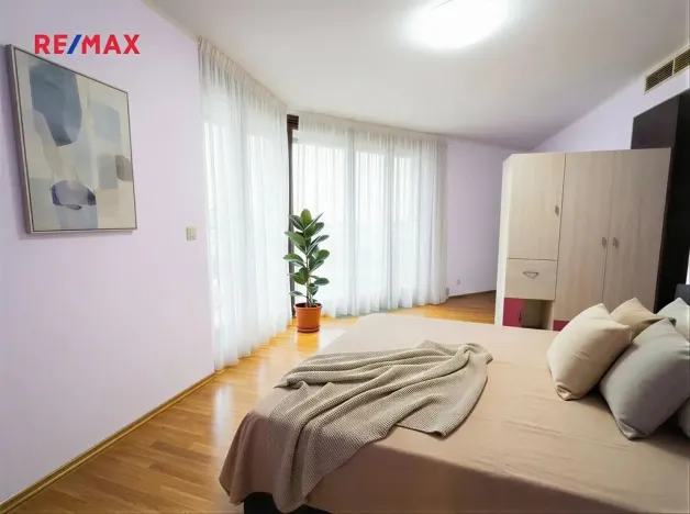 Pronájem bytu 4+kk, Praha - Žižkov, Ke kapslovně, 156 m2