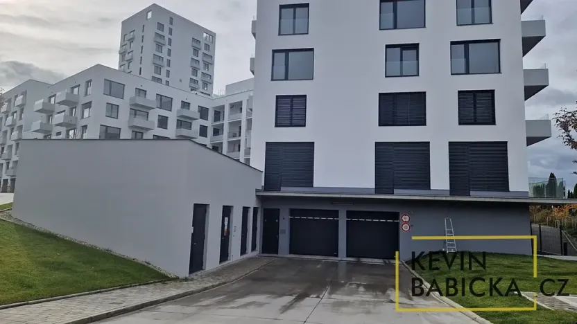 Pronájem garážového stání, Brno, třída Generála Píky, 13 m2