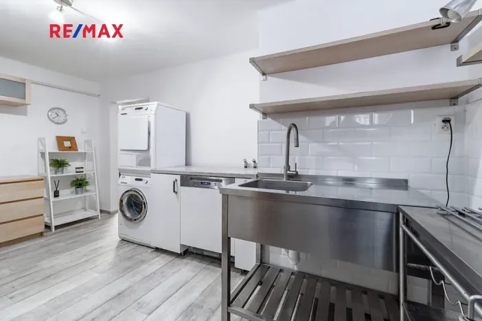 Prodej obchodního prostoru, Praha - Karlín, Pernerova, 60 m2