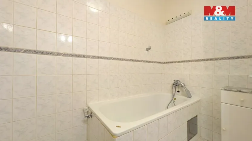 Pronájem bytu 1+kk, Praha - Troja, Svídnická, 28 m2