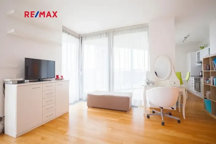 Prodej bytu 1+kk, Praha - Žižkov, Ke kapslovně, 38 m2